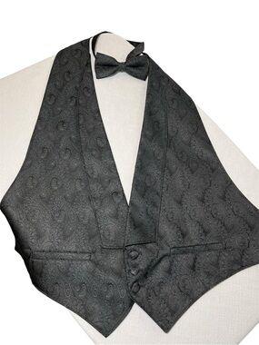 Mel Howard Men's Black Paisley Tuxedo Vest & Matching Bow Tie
Large. Adjustable